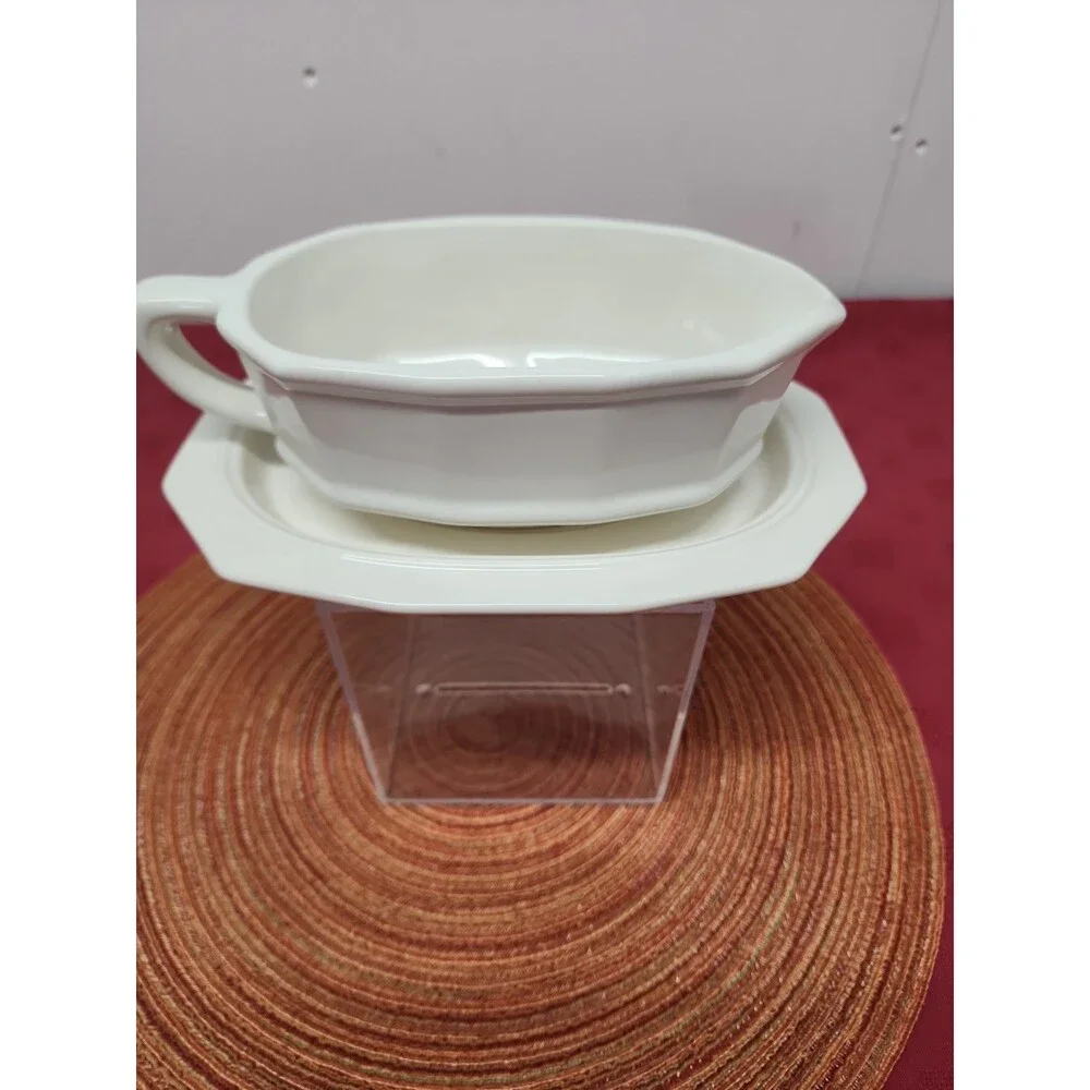 Pfaltzgraff Heritage White Gravy Boat And Underplate 16 Oz Made In The USA EUC